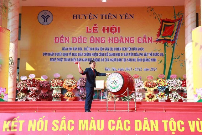 Độc lạ đệ nhất cua biển được trao vương miện như hoa hậu- Ảnh 1.