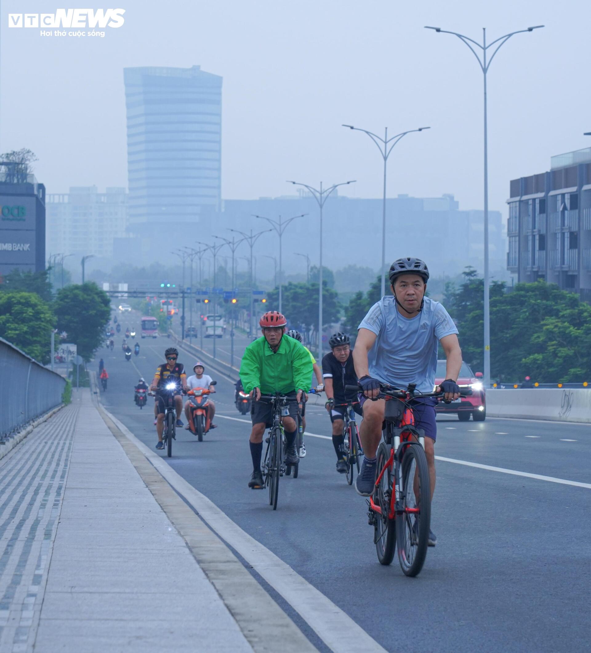 TP.HCM se lạnh, sương mù 'nuốt chửng' các tòa cao tầng- Ảnh 2.