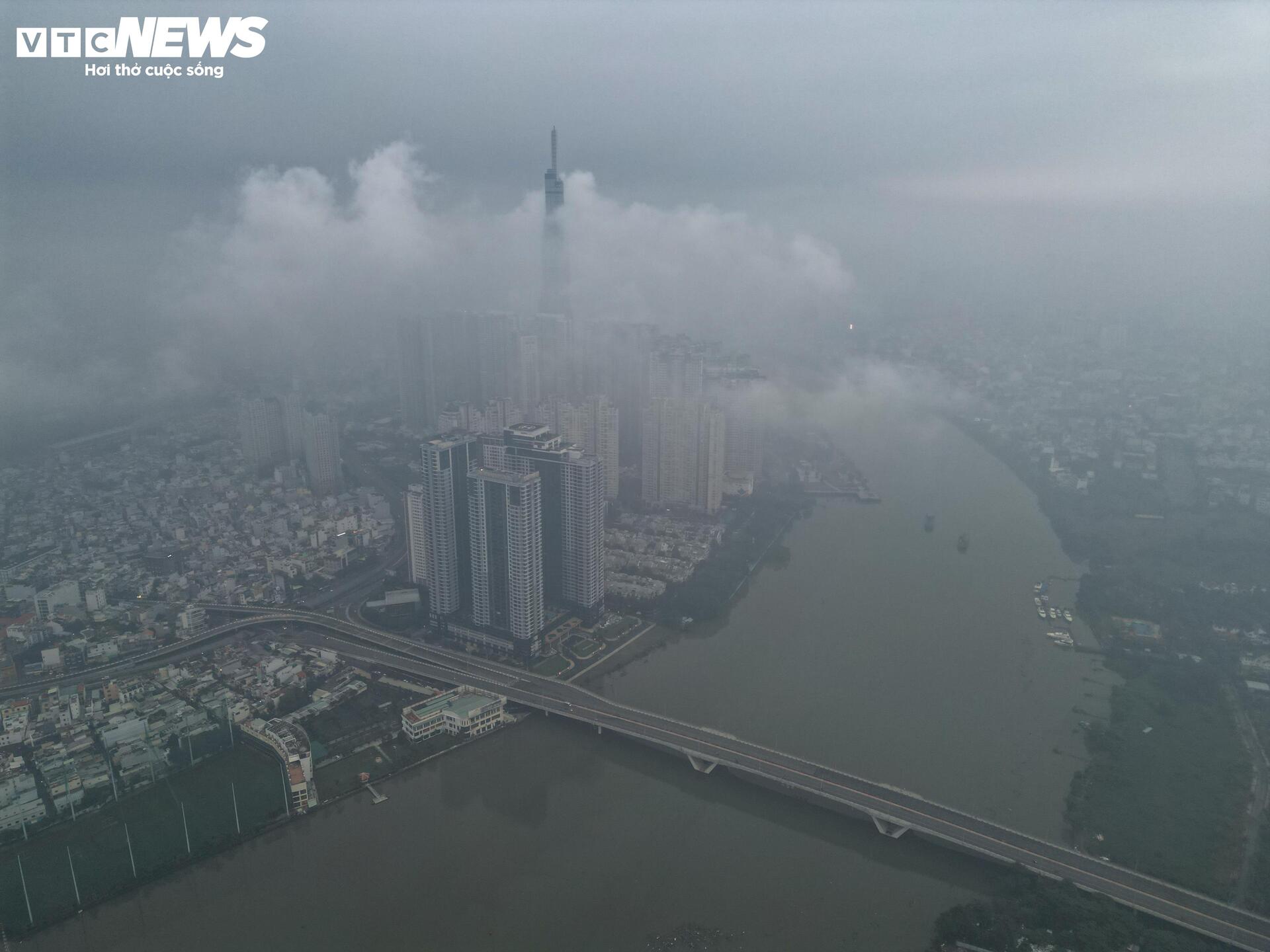 TP.HCM se lạnh, sương mù 'nuốt chửng' các tòa cao tầng- Ảnh 1.