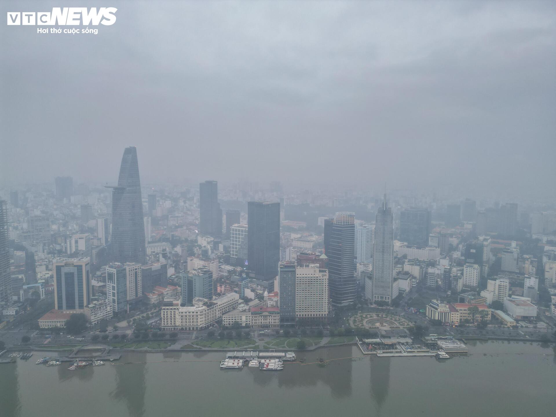 TP.HCM se lạnh, sương mù 'nuốt chửng' các tòa cao tầng- Ảnh 5.