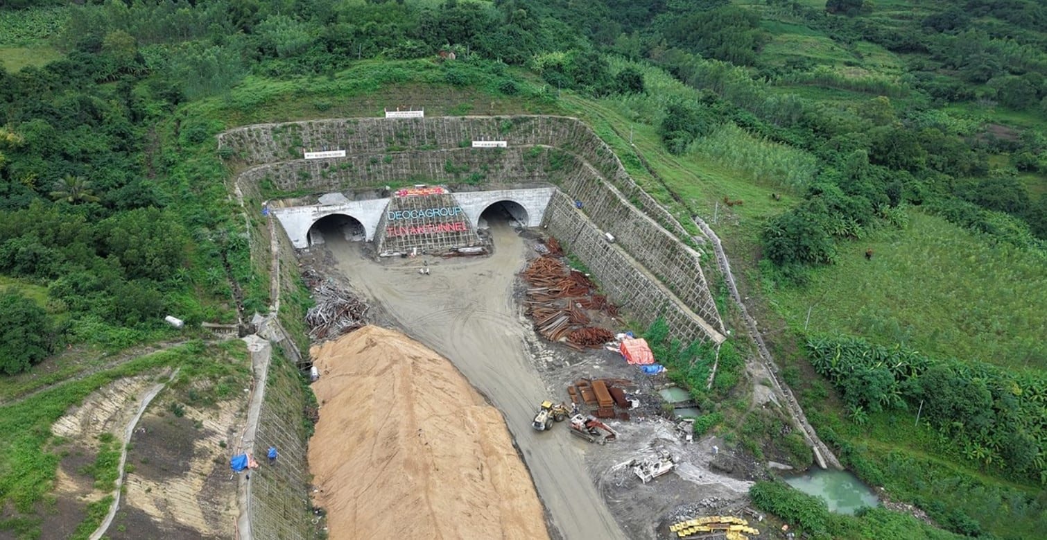 Ban đầu huy động 300 nhân công, sau phải nâng lên 500 người, liên danh Đèo Cả chính thức đào thông nhánh hầm dài hơn 1km thuộc tuyến cao tốc 10.700 tỷ đồng- Ảnh 1.