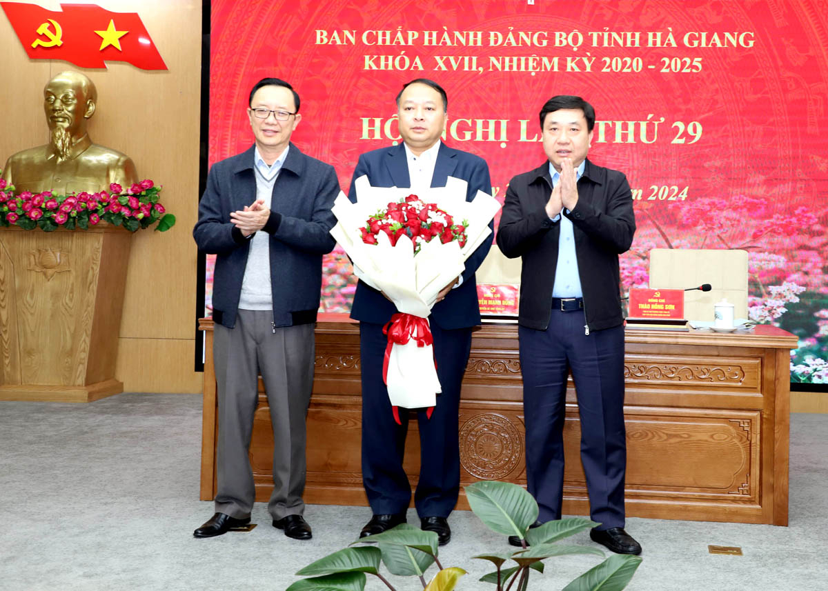 Giám đốc Công an tỉnh Hà Giang được bầu làm Chủ tịch UBND tỉnh- Ảnh 1.