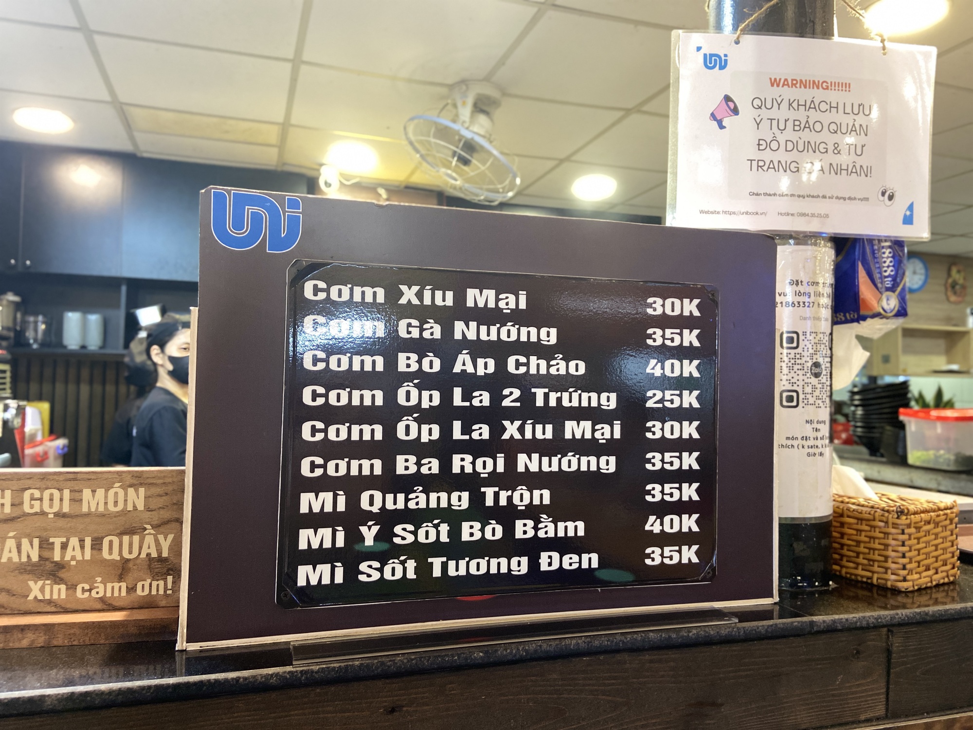 Ghé ĐH Công nghiệp TP.HCM ăn thử cơm canteen mà mê: Lắm món, ngon, rẻ, bảo sao sinh viên cứ hết tiết là phải chạy nước rút để tranh "slot"- Ảnh 3.