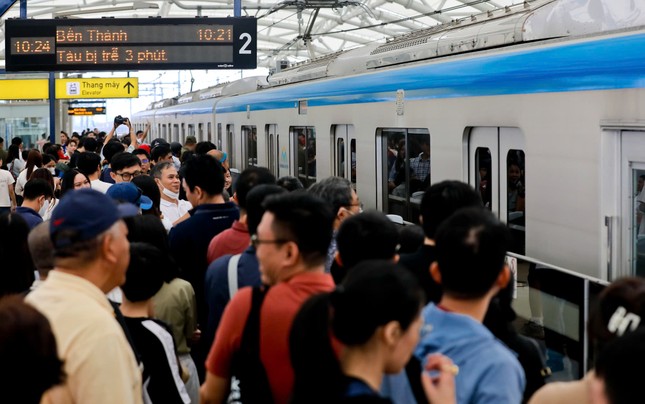 Metro 43.700 tỷ đồng dài nhất Việt Nam có lượng khách cực 'khủng' tuần đầu tiên, gấp 4 lần tuyến ở Hà Nội- Ảnh 3.