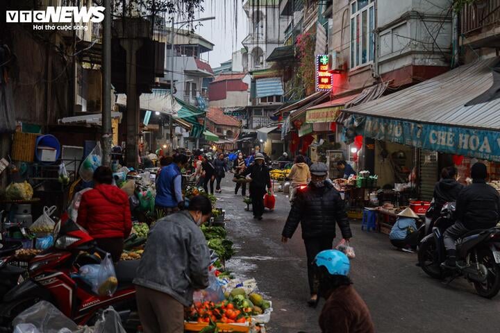 Cảnh khác lạ ở chợ Hà Nội trong ngày đầu tháng giáp Tết- Ảnh 1.