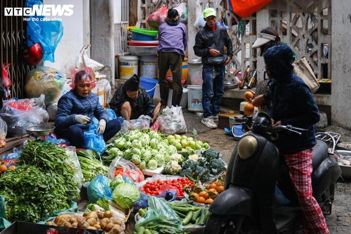 Cảnh khác lạ ở chợ Hà Nội trong ngày đầu tháng giáp Tết- Ảnh 6.