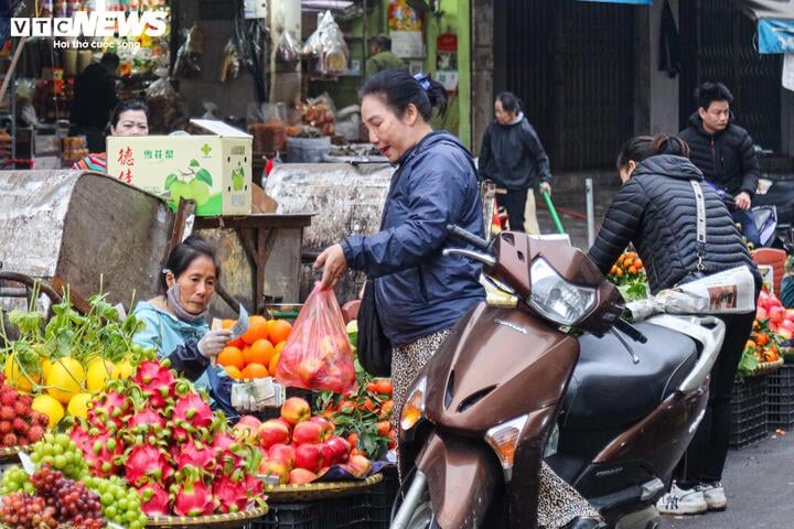 Cảnh khác lạ ở chợ Hà Nội trong ngày đầu tháng giáp Tết- Ảnh 7.