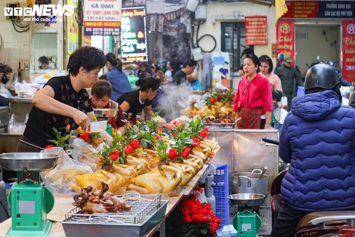 Cảnh khác lạ ở chợ Hà Nội trong ngày đầu tháng giáp Tết- Ảnh 9.