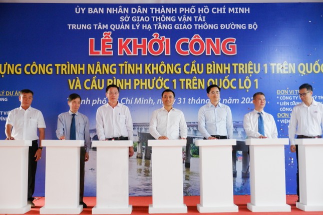 Nâng tĩnh không 2 cầu huyết mạch, khơi thông vận tải thủy trên sông Sài Gòn- Ảnh 2.