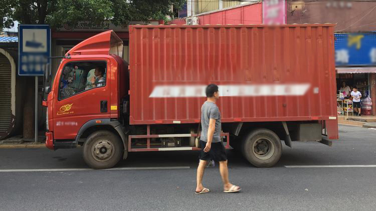 Thấy người phụ nữ đặt xe tải giao 1 thùng sữa, tài xế lái thẳng đến đồn cảnh sát: Phát hiện 70 triệu đồng bên trong, chặn đứng 1 vụ lừa đảo- Ảnh 1.