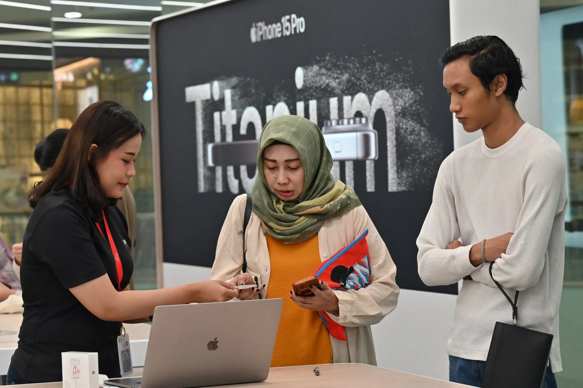 Nổi tiếng "cứng" như Apple nhưng cũng bị Indonesia khuất phục: Phải chi 1 tỷ USD trong 1 tuần nếu muốn được bán iPhone- Ảnh 2.