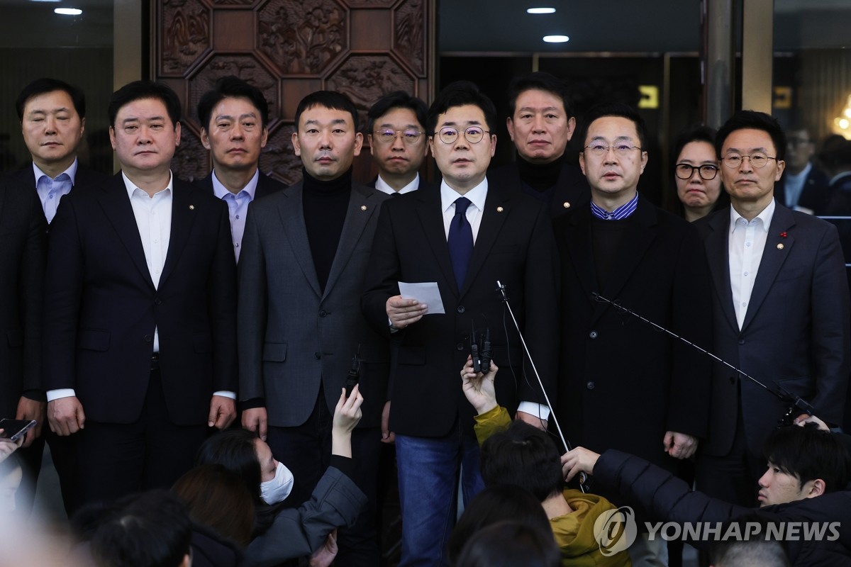 Park Chan-dae, floor leader of the main opposition Democratic Party, speaks at the National Assembly in Seoul on Dec. 4, 2024, calling on President Yoon Suk Yeol to step down after his declaration of martial law the previous day. (Yonhap)