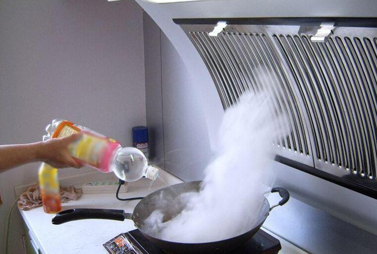 Cảnh báo: 3 sai lầm khi dùng máy hút mùi trong bếp vừa tốn điện lại dễ gây ung thư phổi- Ảnh 1.