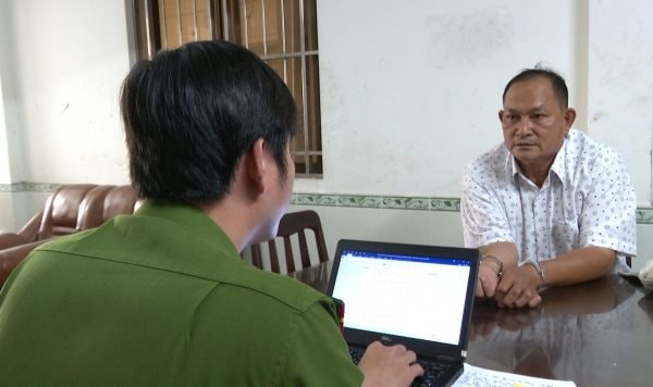 Bạc Liêu: Vay 1,4 tỷ đồng không trả, người đàn ông bị truy nã rồi bắt giữ khi đang giao dịch tại ngân hàng- Ảnh 1. Bạc Liêu: Vay 1,4 tỷ đồng không trả, người đàn ông bị truy nã rồi bắt giữ khi đang giao dịch tại ngân hàng- Ảnh 1.