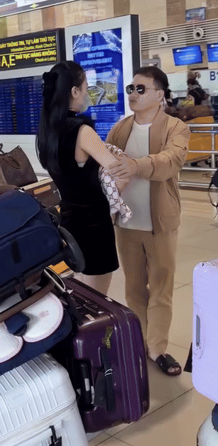 Bắt gặp shark Bình có hành động này với Phương Oanh ở sân bay- Ảnh 1.