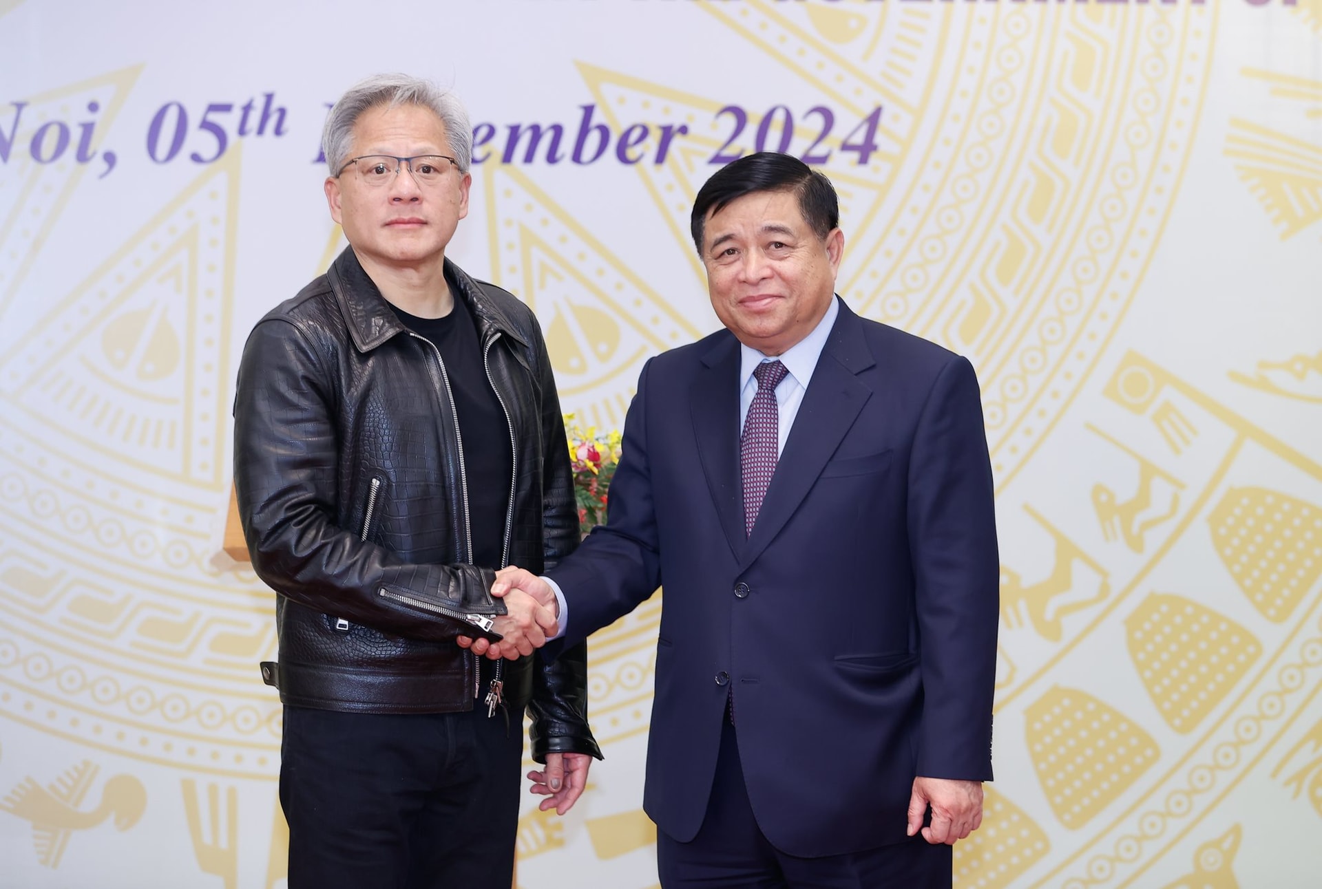 Tỷ phú Jensen Huang trở lại Việt Nam, nhắc đến "một startup phi thường" của tỷ phú Phạm Nhật Vượng- Ảnh 2.