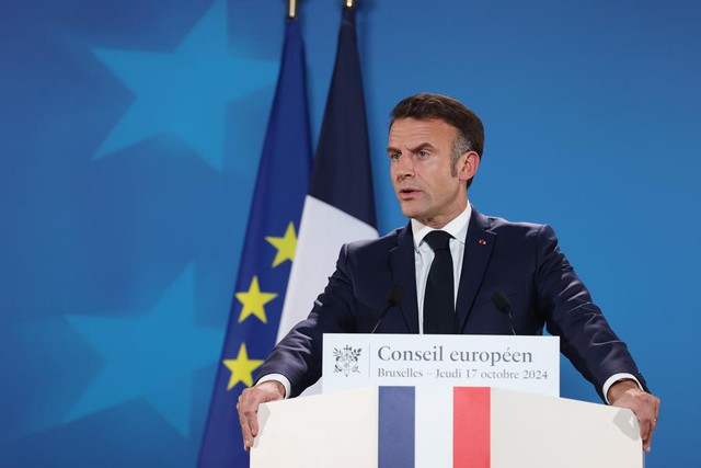 Pháp: Chính phủ sụp đổ, sức ép trút lên Tổng thống Macron- Ảnh 1.