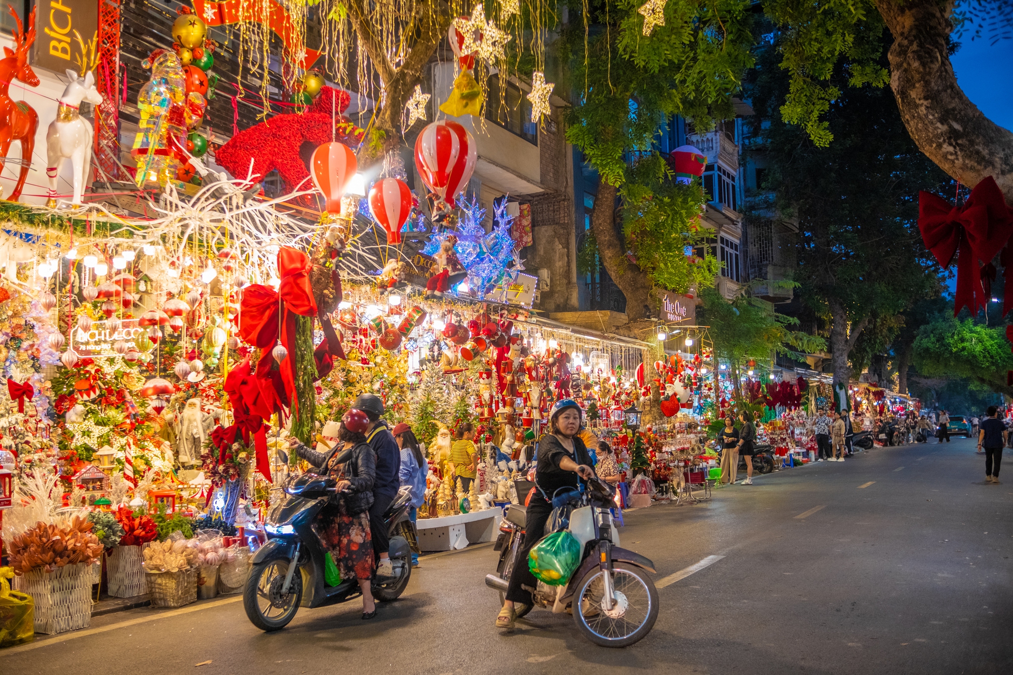 Khách Tây trầm trồ, mê mẩn khi trải nghiệm ‘làng Giáng sinh’ thu nhỏ giữa lòng Hà Nội- Ảnh 3.