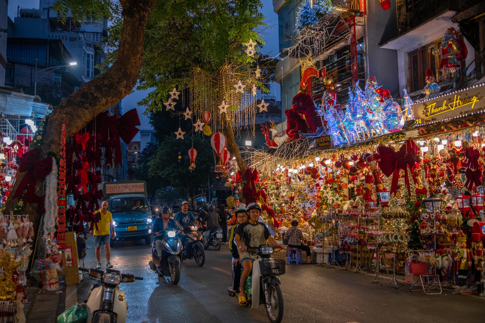 Khách Tây trầm trồ, mê mẩn khi trải nghiệm ‘làng Giáng sinh’ thu nhỏ giữa lòng Hà Nội- Ảnh 13.