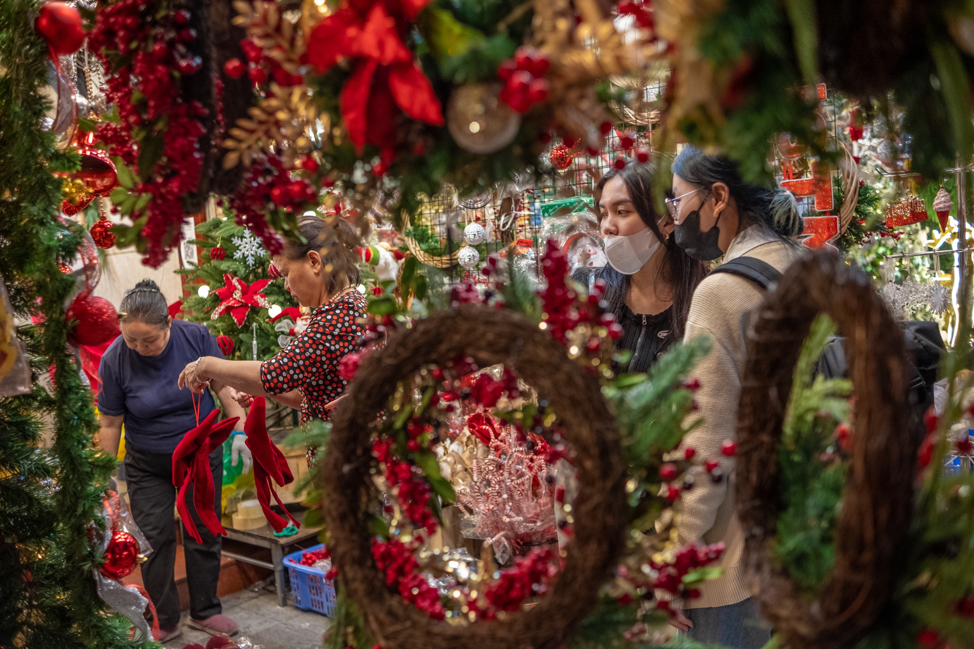 Khách Tây trầm trồ, mê mẩn khi trải nghiệm ‘làng Giáng sinh’ thu nhỏ giữa lòng Hà Nội- Ảnh 10.