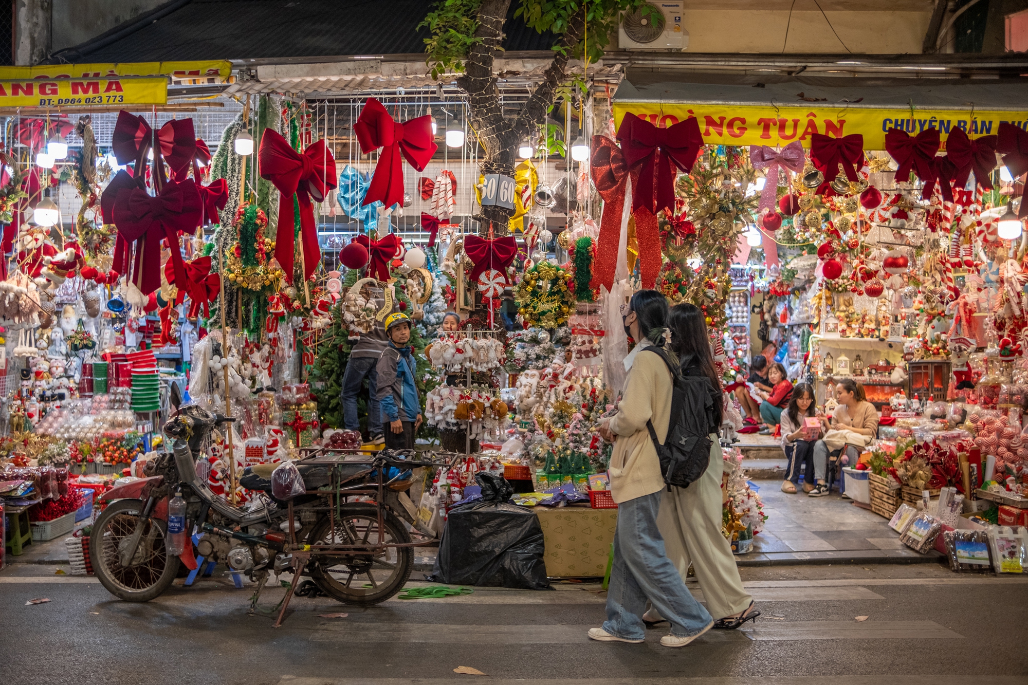 Khách Tây trầm trồ, mê mẩn khi trải nghiệm ‘làng Giáng sinh’ thu nhỏ giữa lòng Hà Nội- Ảnh 22.