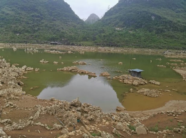 Sau tiếng động lớn trong đêm: Hồ nước nằm trên hàng trăm mẫu đất biến mất một cách đầy bí ẩn!- Ảnh 2.