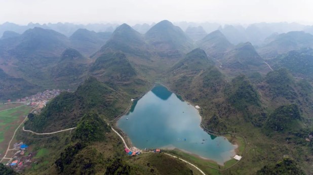 Sau tiếng động lớn trong đêm: Hồ nước nằm trên hàng trăm mẫu đất biến mất một cách đầy bí ẩn!- Ảnh 1.