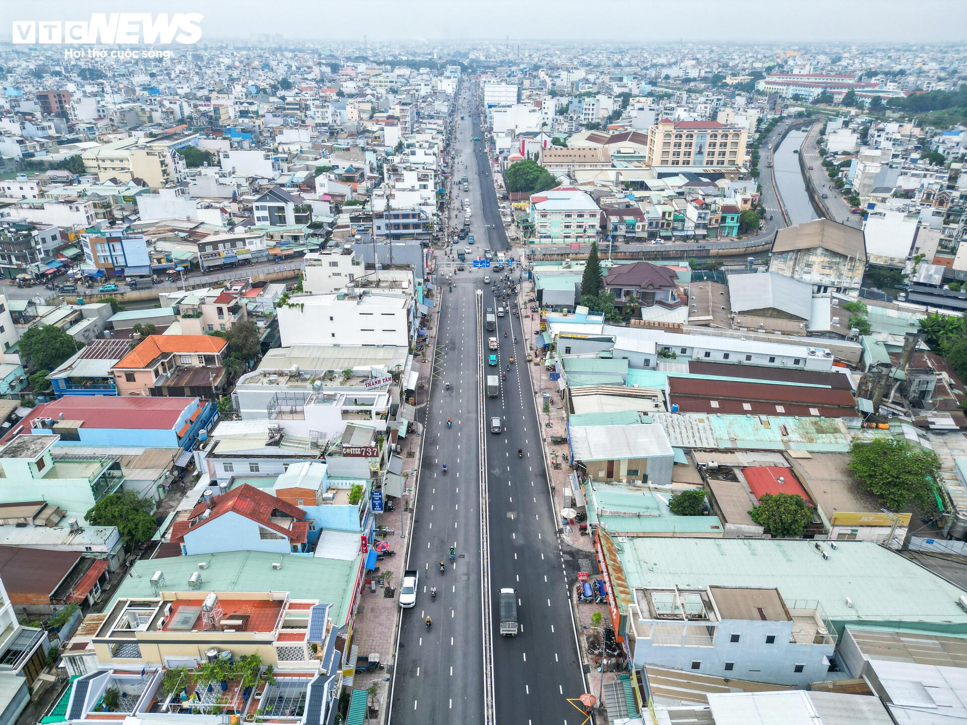 Diện mạo mới đường kết nối sân bay Tân Sơn Nhất trước ngày thông xe- Ảnh 1.