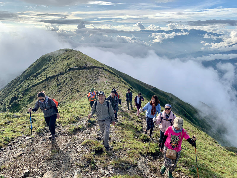 Thiên đường mây tím ở độ cao 3000m hút hàng nghìn người tới check-in: Top 7 ngọn núi cao nhất Việt Nam, chỉ cách Hà Nội 250km, dân mê trekking cực mê mẩn- Ảnh 5.