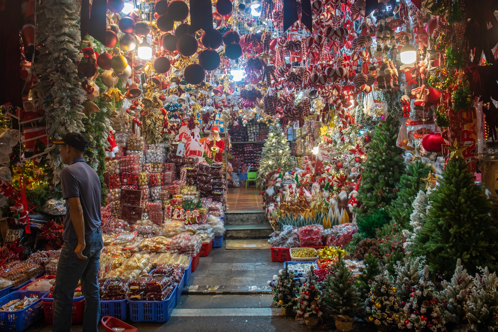 Khách Tây trầm trồ, mê mẩn khi trải nghiệm ‘làng Giáng sinh’ thu nhỏ giữa lòng Hà Nội- Ảnh 12.