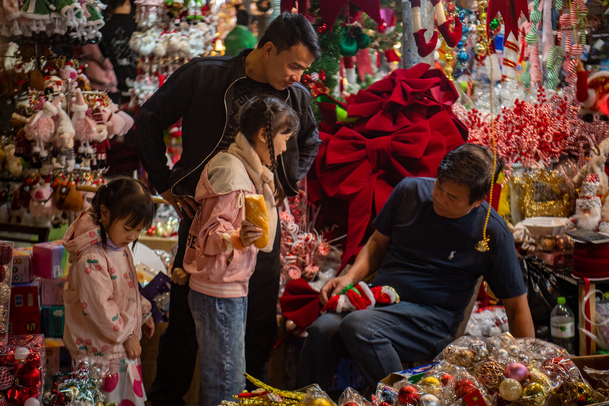 Khách Tây trầm trồ, mê mẩn khi trải nghiệm ‘làng Giáng sinh’ thu nhỏ giữa lòng Hà Nội- Ảnh 17.