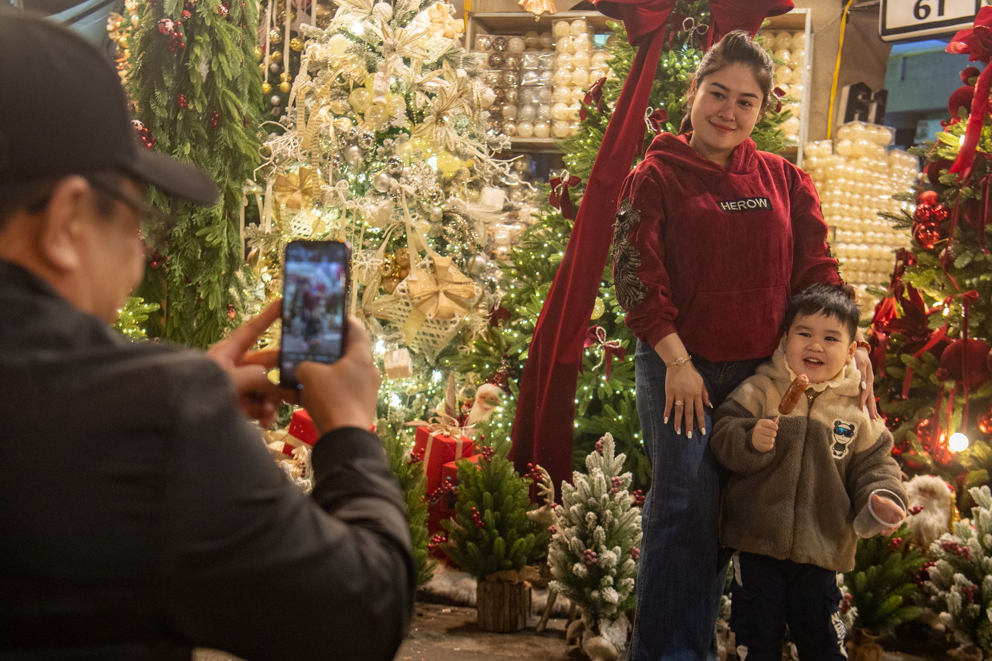 Khách Tây trầm trồ, mê mẩn khi trải nghiệm ‘làng Giáng sinh’ thu nhỏ giữa lòng Hà Nội- Ảnh 20.