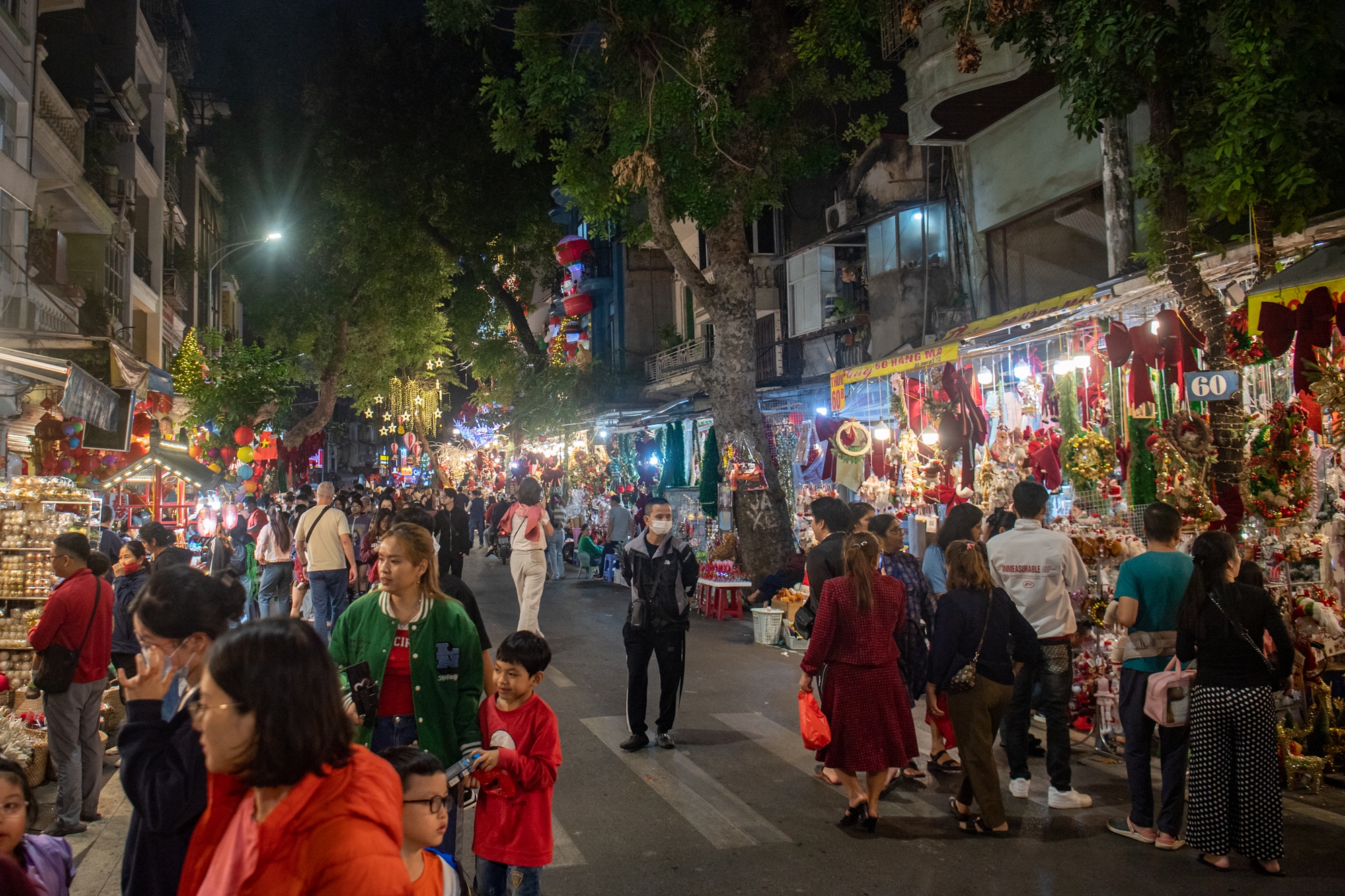 Khách Tây trầm trồ, mê mẩn khi trải nghiệm ‘làng Giáng sinh’ thu nhỏ giữa lòng Hà Nội- Ảnh 1.