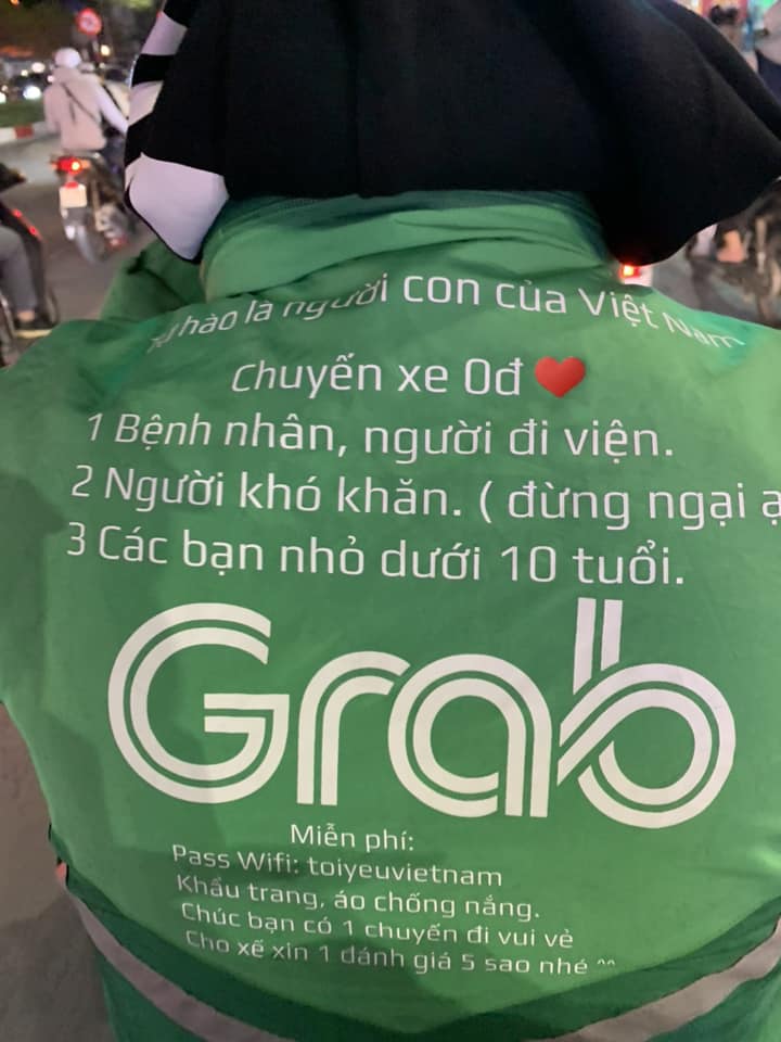 Dòng chữ tự in phía sau lưng tài xế Grab khiến nữ hành khách cay mắt, biết danh tính càng bất ngờ- Ảnh 1. Dòng chữ tự in phía sau lưng tài xế Grab khiến nữ hành khách cay mắt, biết danh tính càng bất ngờ- Ảnh 1.