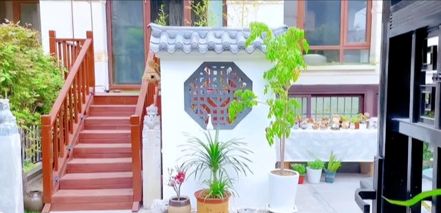 Người phụ nữ trung niên chi gần 200 triệu đồng xây khoảng sân rộng 38m2 chỉ để trồng hoa và rau- Ảnh 3. Người phụ nữ trung niên chi gần 200 triệu đồng xây khoảng sân rộng 38m2 chỉ để trồng hoa và rau- Ảnh 3.