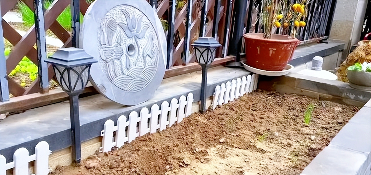 Người phụ nữ trung niên chi gần 200 triệu đồng xây khoảng sân rộng 38m2 chỉ để trồng hoa và rau- Ảnh 6. Người phụ nữ trung niên chi gần 200 triệu đồng xây khoảng sân rộng 38m2 chỉ để trồng hoa và rau- Ảnh 6.
