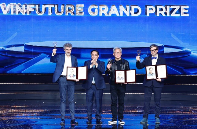 Tỷ phú Jensen Huang gây ấn tượng tại lễ trao giải VinFuture 2024- Ảnh 5.