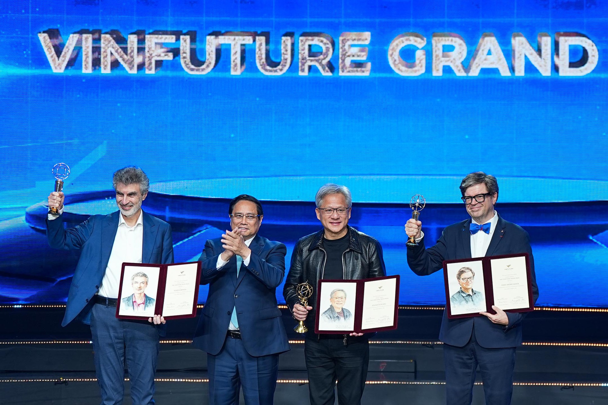 Jensen Huang - CEO thích mặc đồ cũ, ăn vỉa hè và vừa giành luôn giải thưởng 3 triệu đô của VinFuture là ai?- Ảnh 1.