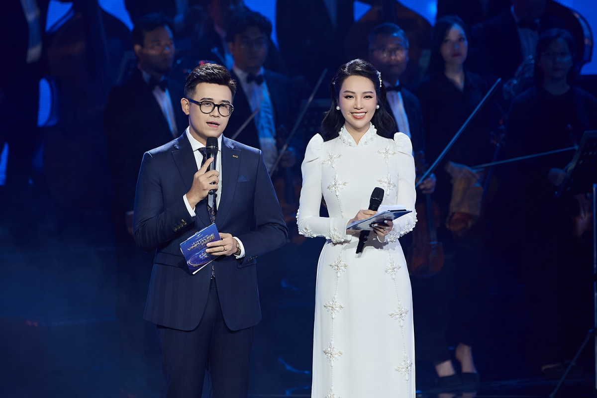 Á hậu Thuỵ Vân lựa chọn 100 bộ trang phục để dẫn Vinfuture 2024- Ảnh 1.