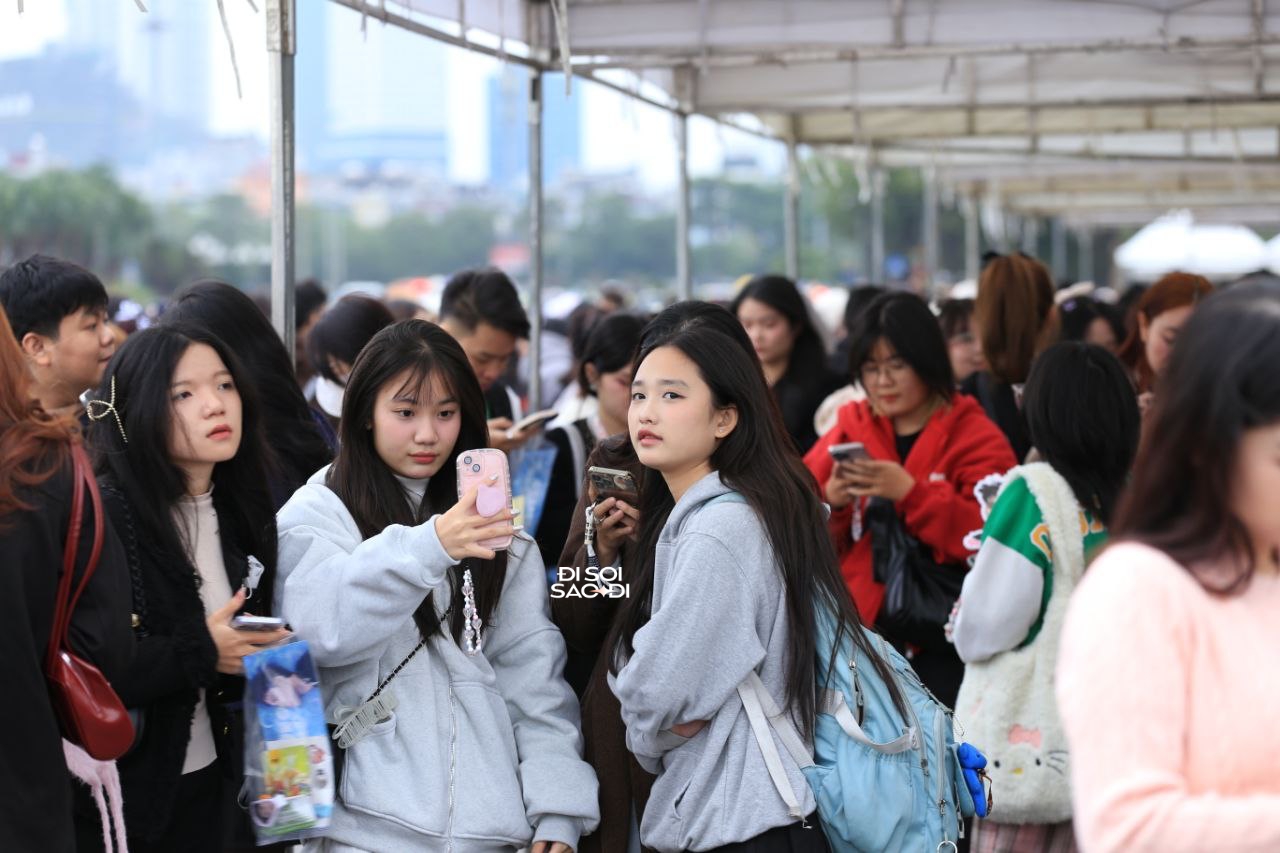 Trước giờ G concert Anh Trai Say Hi: Dân chơi không sợ mưa rơi, hàng nghìn fan "chạy đua" để lấy chỗ đứng đẹp nhất!- Ảnh 13.