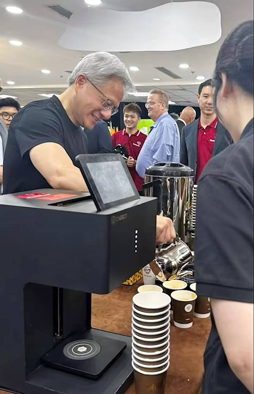 CEO Tập đoàn NVIDIA nghìn tỉ USD sang Việt Nam uống cafe bình dân, ăn quán vỉa hè như khách du lịch- Ảnh 6.