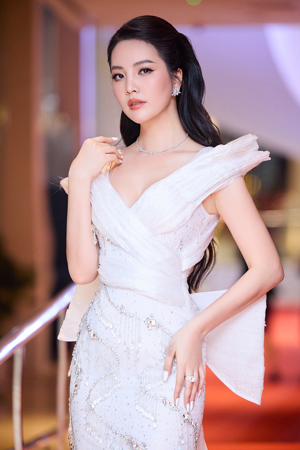 Á hậu Thuỵ Vân lựa chọn 100 bộ trang phục để dẫn Vinfuture 2024- Ảnh 5.