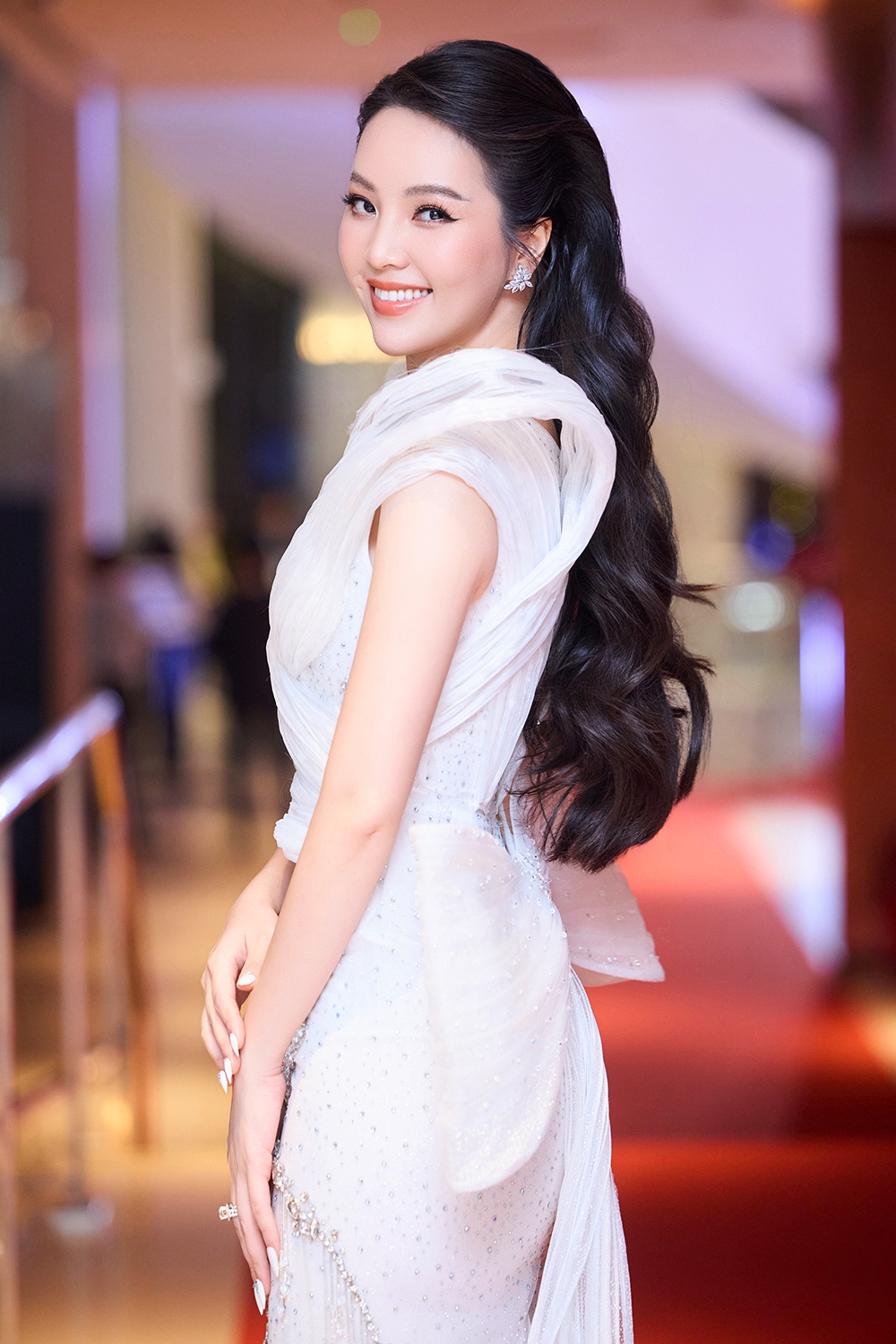 Á hậu Thuỵ Vân lựa chọn 100 bộ trang phục để dẫn Vinfuture 2024- Ảnh 6.