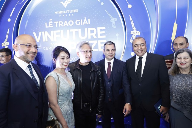 Tỷ phú Jensen Huang gây ấn tượng tại lễ trao giải VinFuture 2024- Ảnh 4.