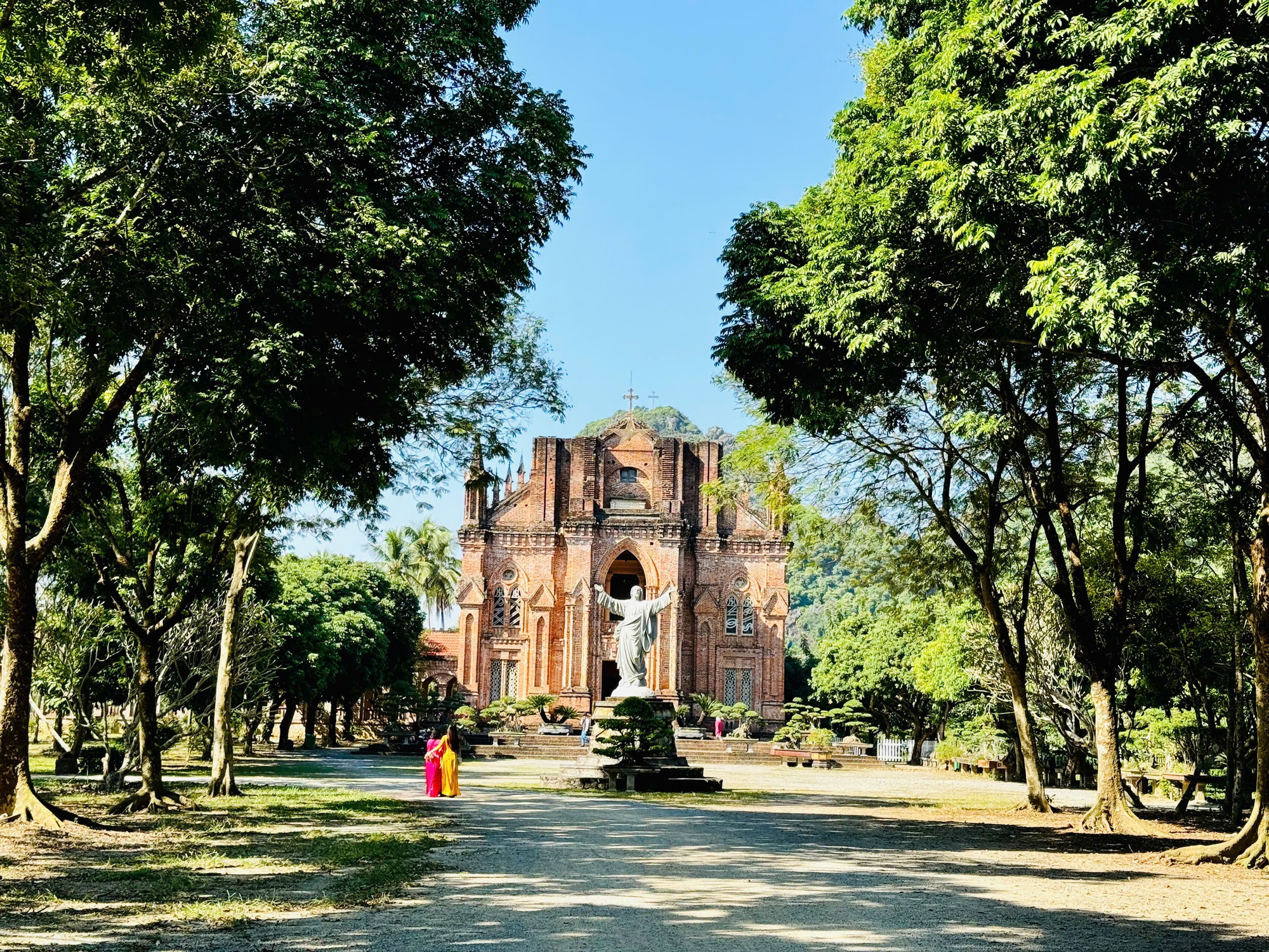 Có một “Châu Âu Thu Nhỏ” Giữa Lòng Ninh Bình- Ảnh 1.