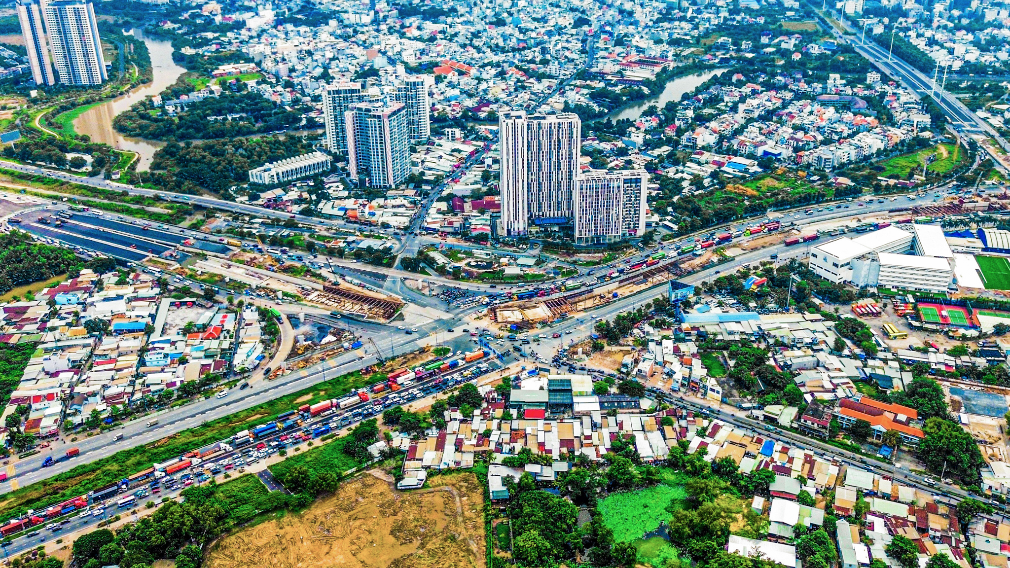 Nút giao có sáu cây cầu, hai hầm chui, trị giá 3.400 tỷ dần lộ rõ hình hài, sẽ hoàn thành sau một năm nữa- Ảnh 1.