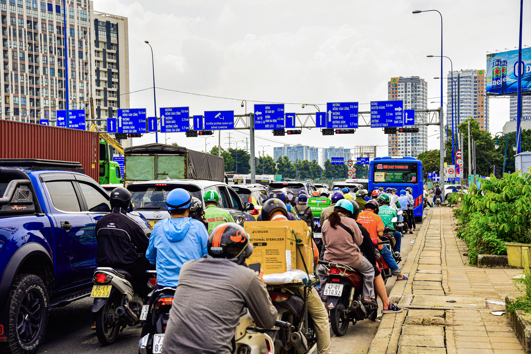 Nút giao có sáu cây cầu, hai hầm chui, trị giá 3.400 tỷ dần lộ rõ hình hài, sẽ hoàn thành sau một năm nữa- Ảnh 11.