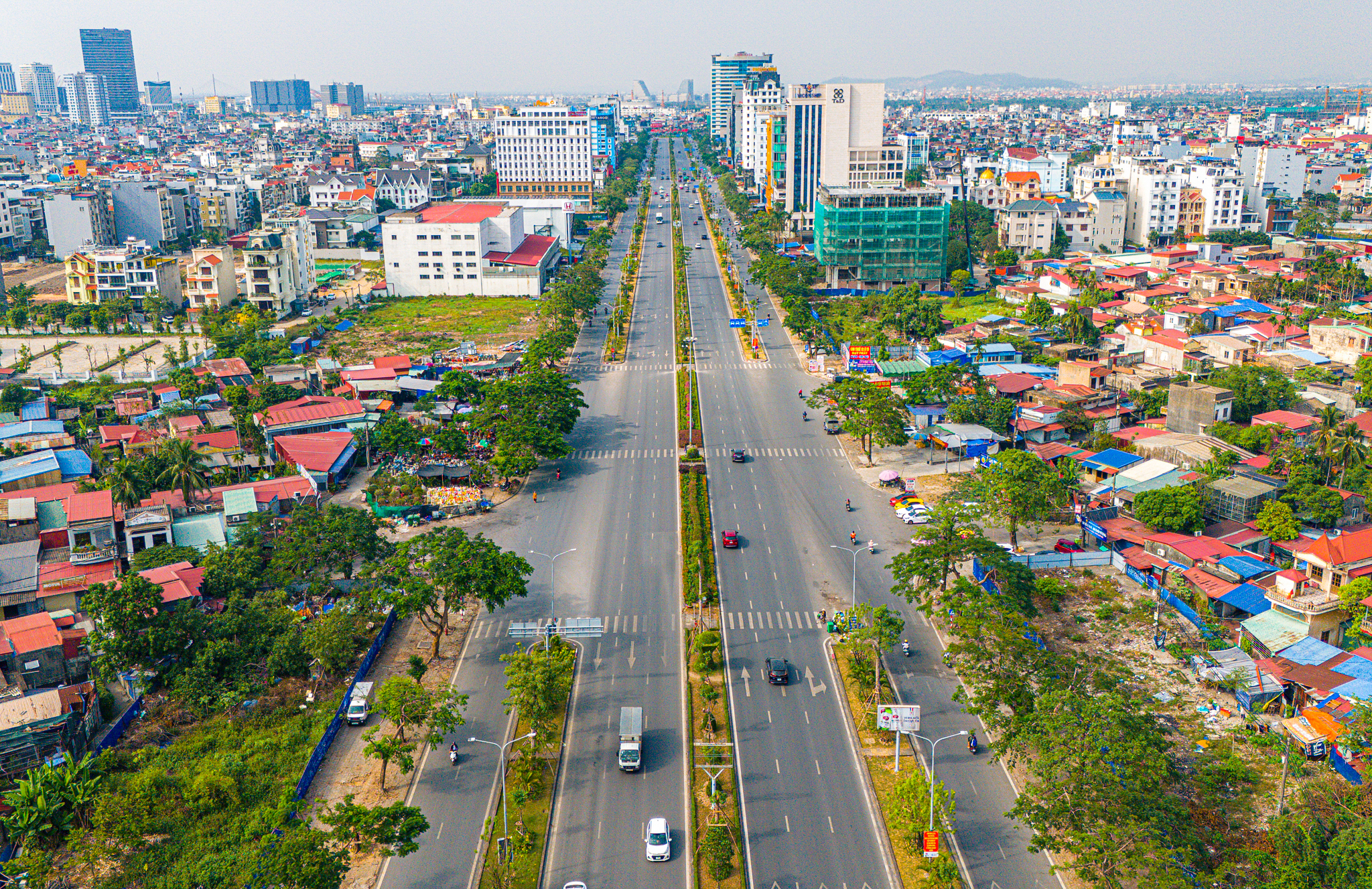 Khu vực lột xác ngoạn mục sau 20 năm: Từ đồng ruộng trở thành đường 10 làn xe, kết nối trung tâm Hải Phòng với sân bay, có hàng loạt lâu đài và biệt thự- Ảnh 2.