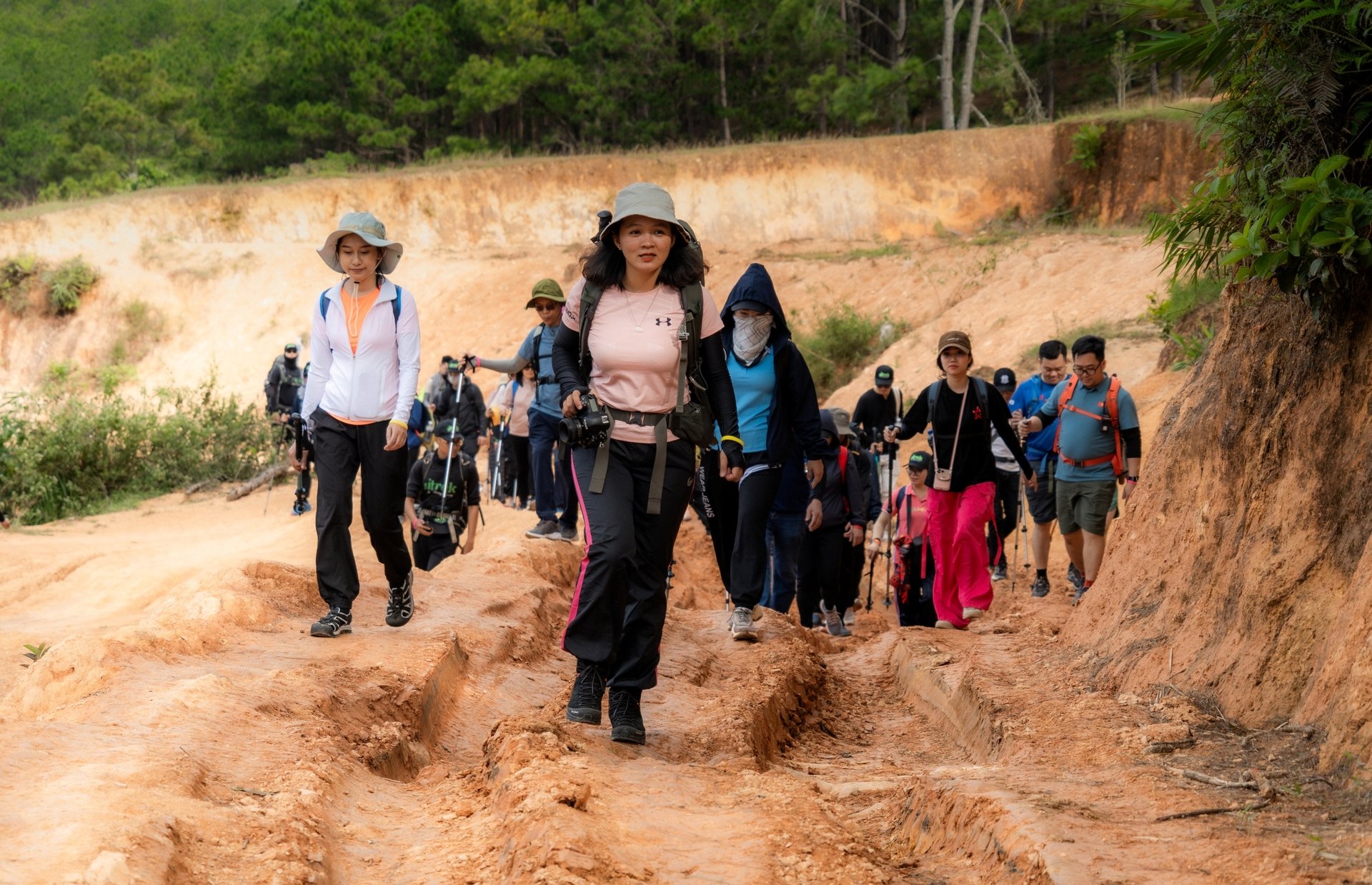 Trải nghiệm cung đường trekking đẹp nhất Việt Nam mùa cỏ cháy- Ảnh 4. Trải nghiệm cung đường trekking đẹp nhất Việt Nam mùa cỏ cháy- Ảnh 4.