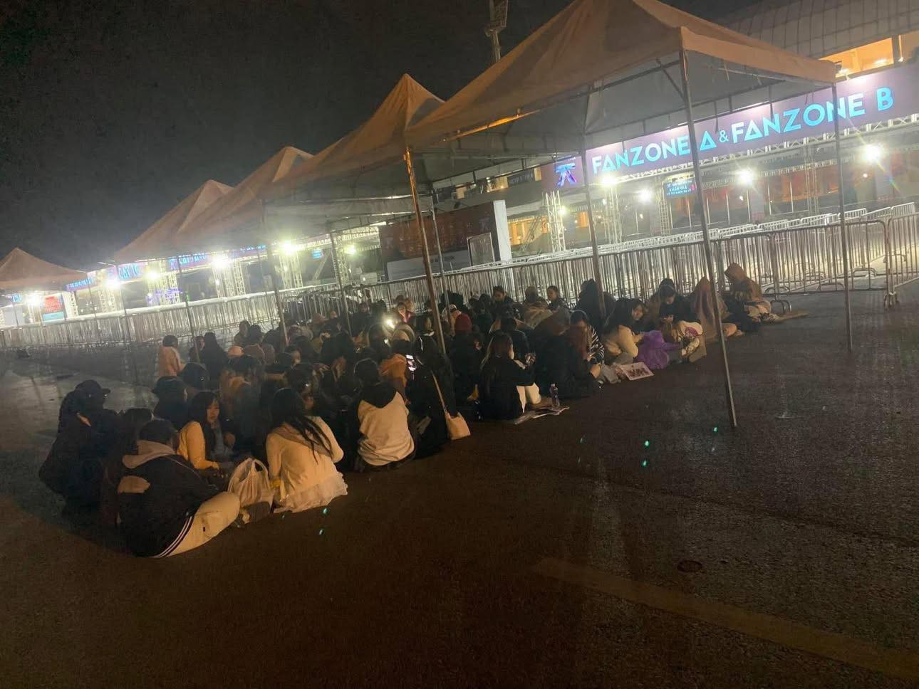 Phát hiện cả trăm người 2h sáng ngày Thứ Hai không ngủ, ra sân SVĐ Mỹ Đình ngồi giữa trời lạnh như đi "săn mây": Chuyện gì vậy?- Ảnh 3. Phát hiện cả trăm người 2h sáng ngày Thứ Hai không ngủ, ra sân SVĐ Mỹ Đình ngồi giữa trời lạnh như đi "săn mây": Chuyện gì vậy?- Ảnh 3.